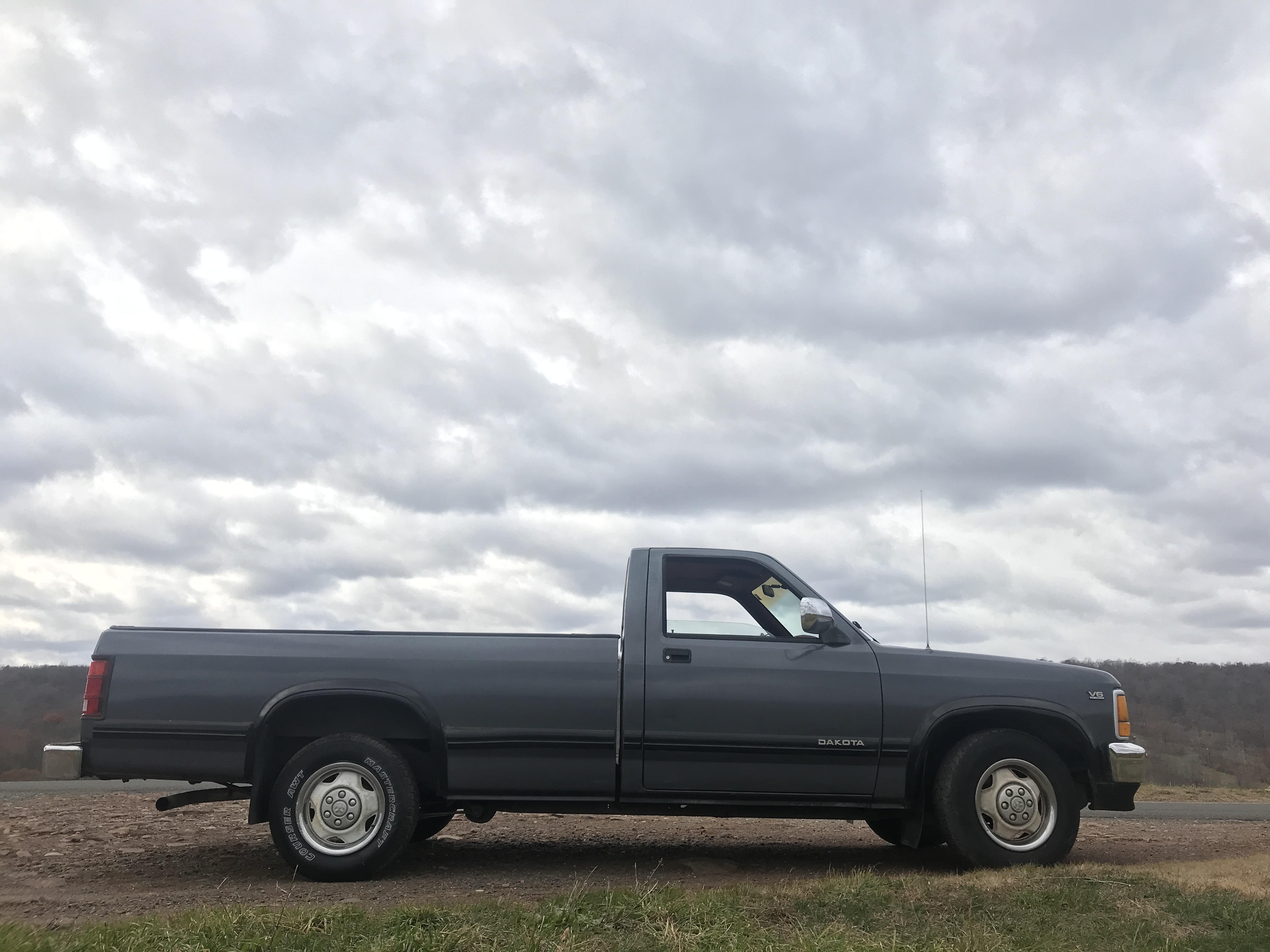 1991 Dodge Dakota Pickup ONE OWNER 117K 8 foot bed and roomy bench seating NICE — photo 19